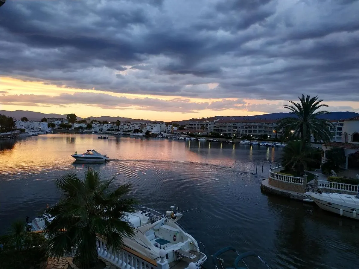 Apartament 3 Persones Amb Piscina Comunitaria Terrassa Amb Vistes Canal I Llac St Maurici Empuriabrava Appartement