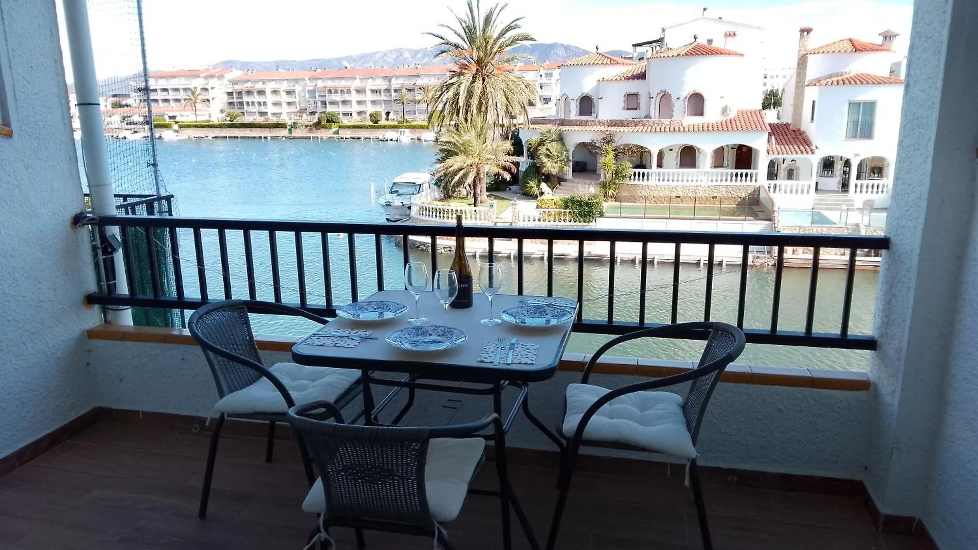 Apartament 3 Persones Amb Piscina Comunitaria Terrassa Amb Vistes Canal I Llac St Maurici Empuriabrava